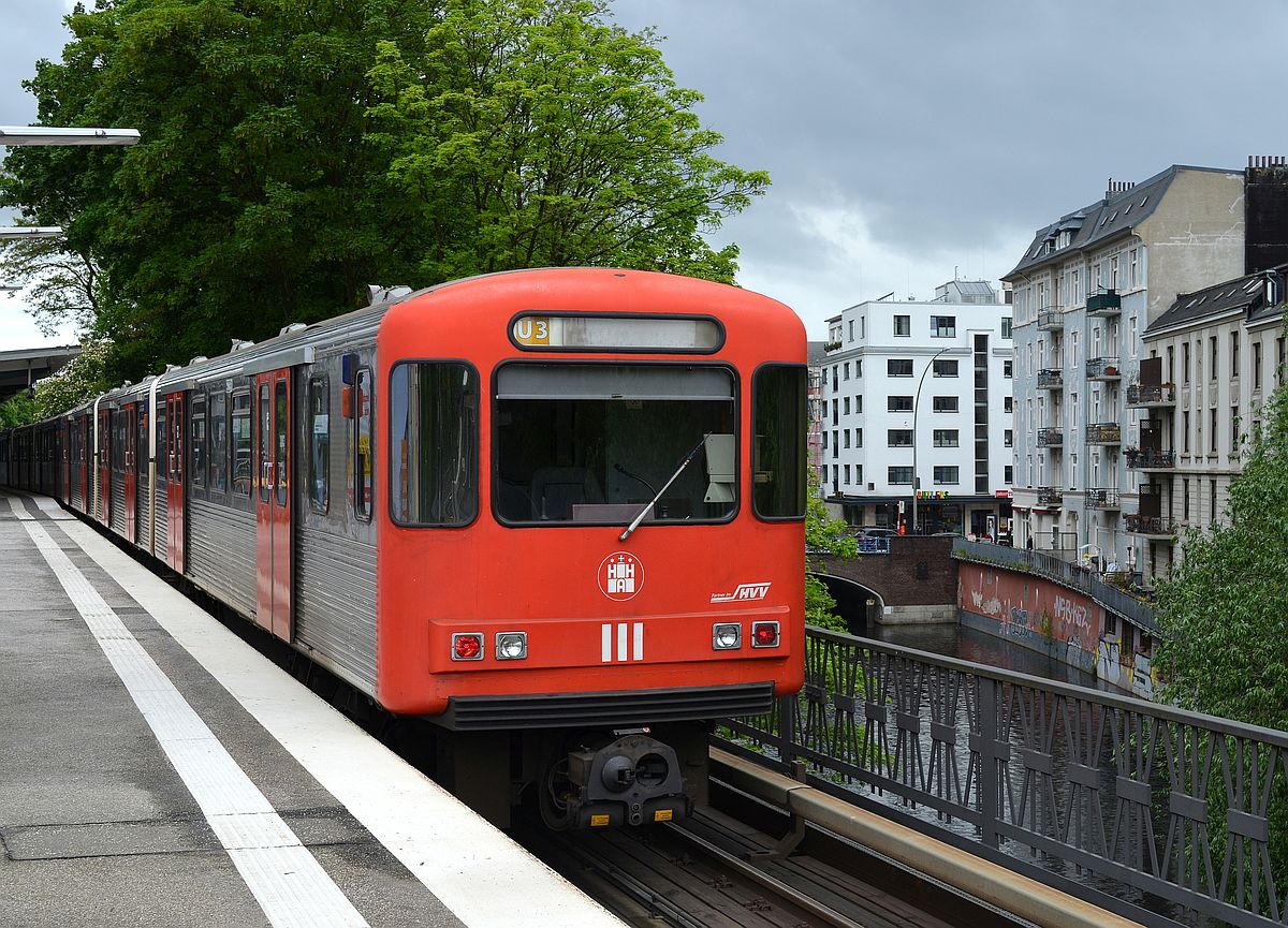 Aushilfe: auf Grund der Lieferverzögerung beim DT5 kann man auf der Hamburger U-Bahnlinie 3 noch immer diese Züge mit der alten Front beobachten - auch wenn die Scheinwerfer wg. einer damaligen LZB-Erprobung modifiziert wurden.  Eppendorfer Baum , 11.5.2014