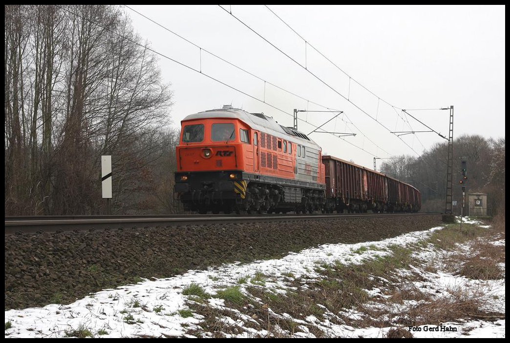 Aushilfe für die standardmäßig eingesetzte OHE leistete am 19.2.2016 RTS mit ihrer 230077 im Schrottzug Verkehr zwischen Osnabrück und Georgsmarienhütte. Um 12.33 Uhr kam die Lok mit einem voll beladenen 30 Wagen Zug in Richtung Hasbergen durch Osnabrück - Hörne.