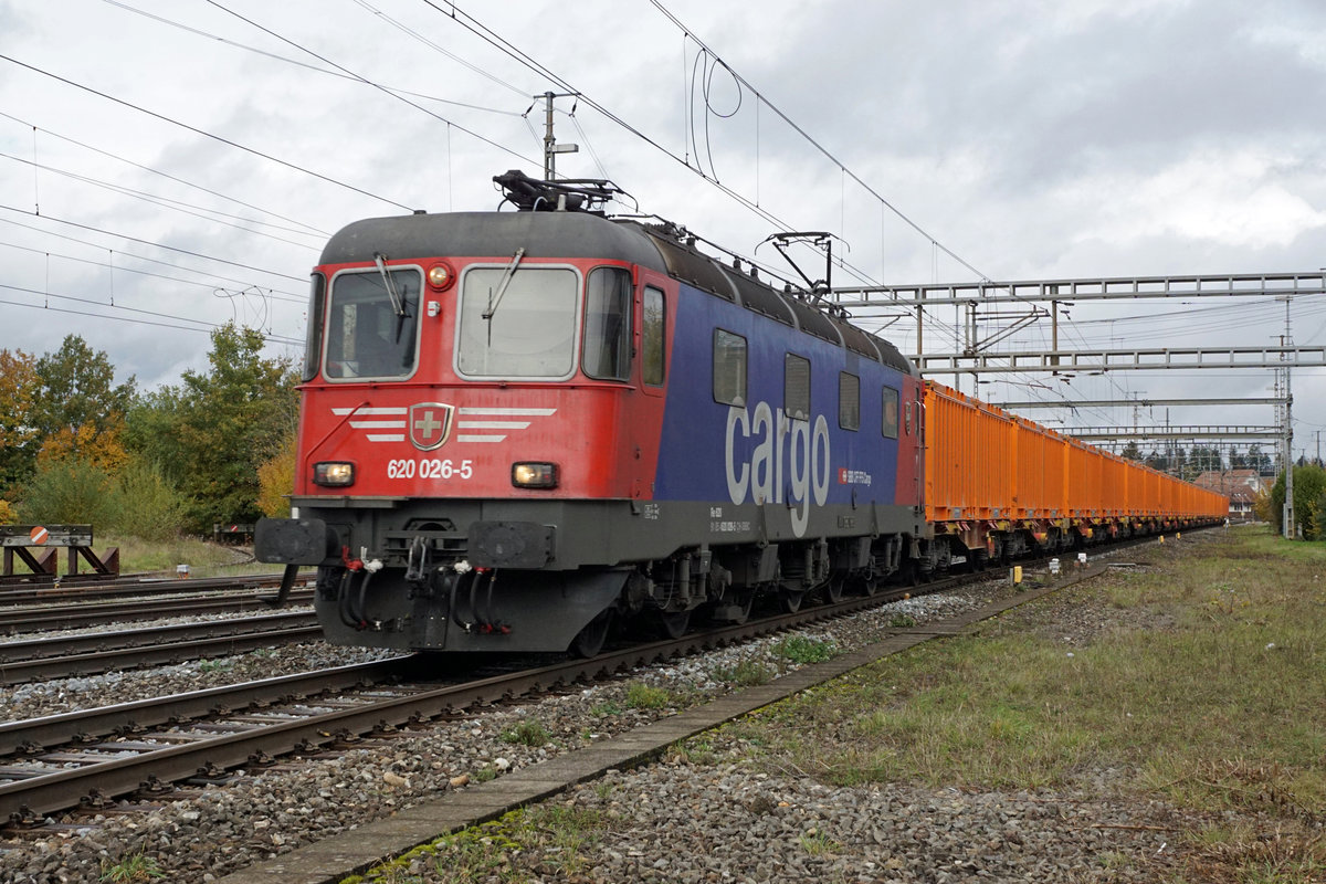 Aushubzug für Bodenrückstände der Lonza Visp.
Sonderleistung Linz-Visp mit der Re 620 026-5  Zollikofen  bei Herzogenbuchsee am 28. Oktober 2020. 
Foto: Walter Ruetsch