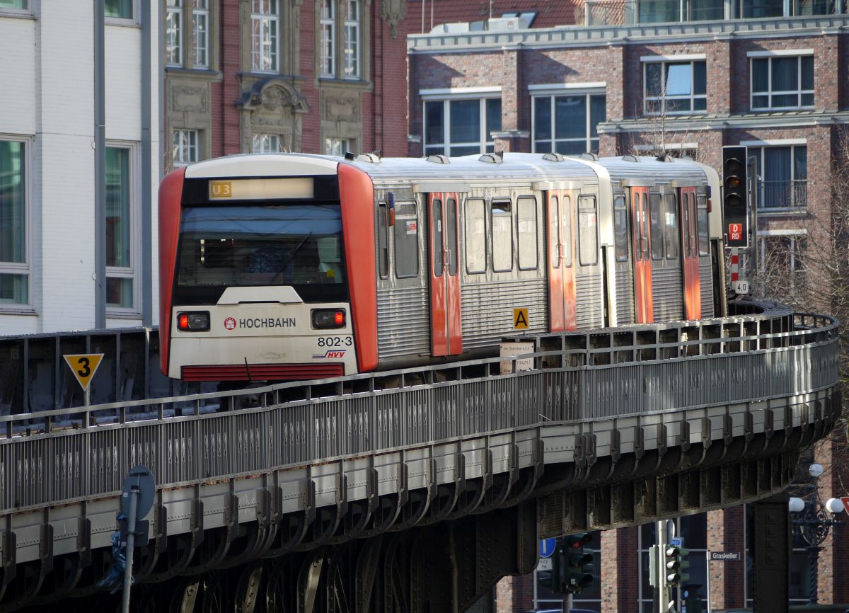 Auslaufmodell: die Fahrzeuge der DT3-Reihe werden peu à peu ersetzt durch die neuen DT5-Züge. Hier klettert ein Oldtimer die Rampe in Richtung  Rödingsmarkt  hoch. 23.2.2014