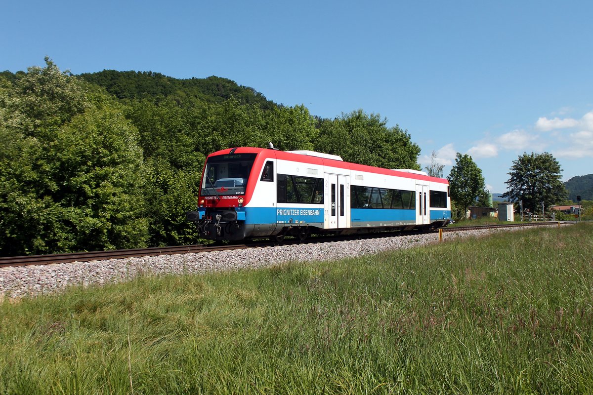 Ausleihtriebwagen im Harmersbachtal 2014 - Die KBS 722 (Harmersbachtalbahn) war bei der SWEG sehr beliebt, um Ausleihtriebwagen dort fahren zu lassen, einer drfe Gründe war, dass die geliehenen/angemieteten Triebwagen nicht mit den SWEG-/OSB-Triebwagen kompatibel waren. Hier der VT 650.08 der PEG als SWE 88903 im Zeller Gewerbegebiet (18.05.2014) - REupload