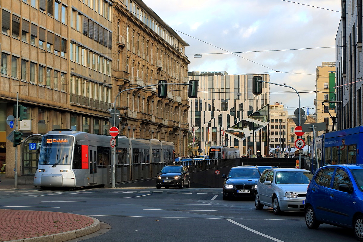 Ausnahmsweise als Solo-Tw ist ein NF8U als Linie 703 am 28.11.2015 auf der Elberfelder Straße an der Kreuzung mit der Heinrich-Heine-Allee unterwegs. Die Straßenbahn ist an den Rand gedrängt, den meisten Platz benötigt jetzt die Rampe des Kö-Bogen-Tunnels. Wenn die Ost-West-U-Bahn am 21.02.2016 den Betrieb aufnimmt, wird keine Straßenbahn den Invidualverkehr mehr  stören .