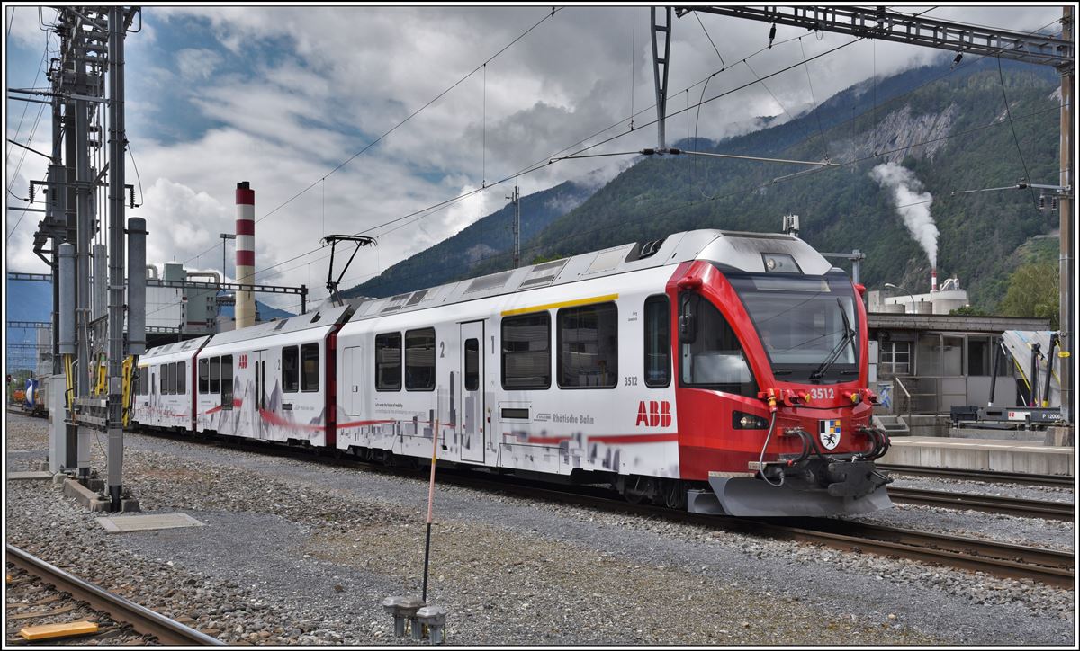 Ausnahmsweise ein Allegra in Güterzugsdiensten. 5120 mit ABe 8/12 3512 in Untervaz-Trimmis. (05.06.2020)