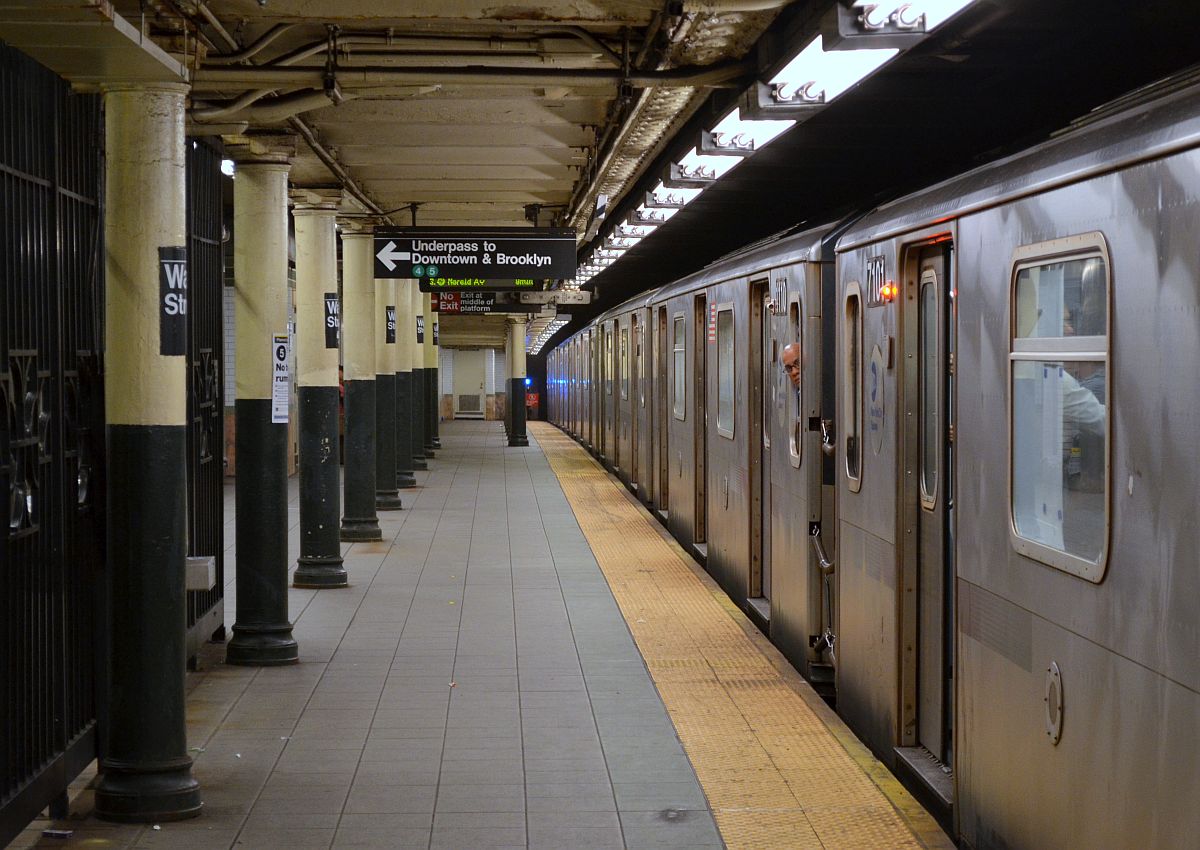 Ausnahmsweise menschenleer: am Bahnsteig der New Yorker Subway-Station  Wall Street . Neben dem Fahrer überwacht immer ein zweiter Mann den Betrieb. 20.5.2014 