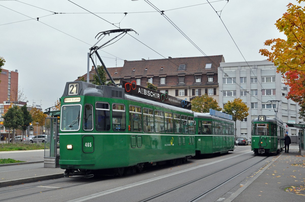 Ausnahmsweise wird der Be 4/4 465 zusammen mit dem B 1472 S auf der Linie 21 eingesetzt. Hier bedient die Komposition die Haltestelle Brombacherstrasse. Die Aufnahme stammt vom 20.10.2015.