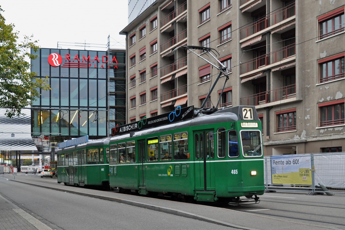 Ausnahmsweise wird der Be 4/4 465 zusammen mit dem B 1472 S auf der Linie 21 eingesetzt. Hier bedient die Komposition die Haltestelle Gewerbeschule. Die Aufnahme stammt vom 20.10.2015.