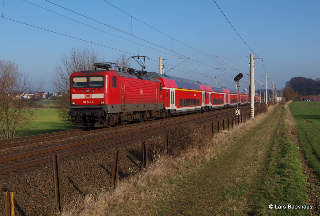 Ausnahmsweise zieht 112 145-8 ihrem RE am 14.02.15 Richtung Hamburg. Aufgenommen hinter Reinfeld.