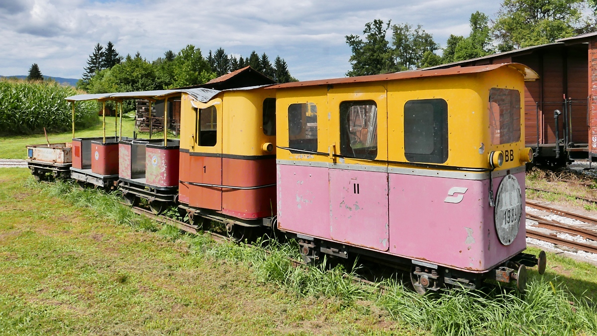 Ausrangierte Fahrzeuge der Feldbahn in Stainz, 04.08.2019 