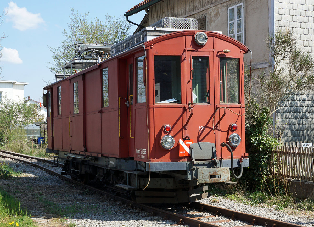 Ausrangierte RBS Fahrzeuge.
Gem 4/4 121, 1912 in Solothurn abgestellt am 8. April 2020.
Foto: Walter Ruetsch