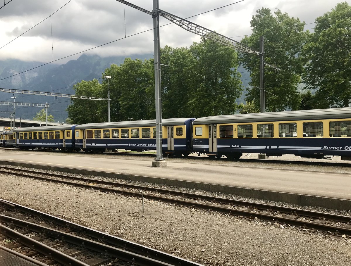 Ausrangierter BD und zwei B von der BOB am 17.6.18 beim Bhf Interlaken abgestellt, um auf ihre Verschrottung zu warten.