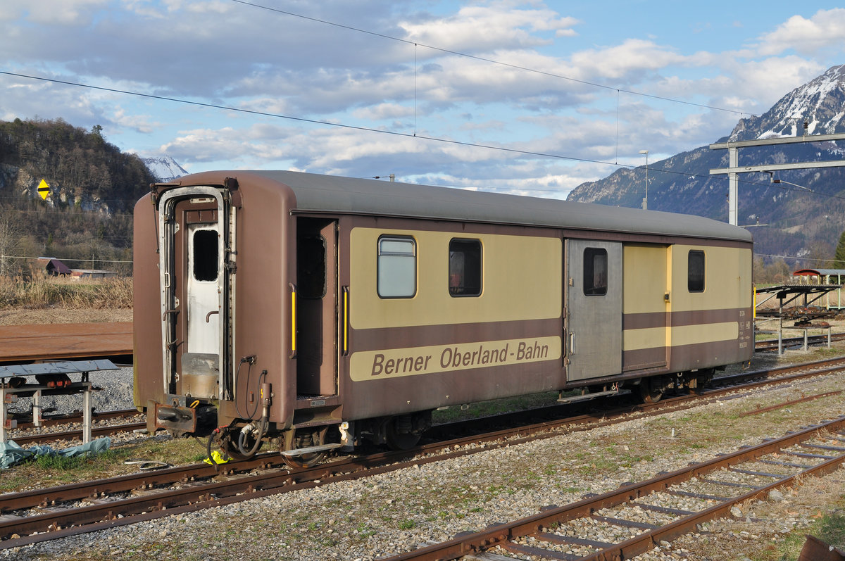 Ausrangierter Gepäckwagen D 534 steht auf einem Abstellgleis beim Bahnhof Interlaken Ost. Die Aufnahme stammt vom 30.03.2016.
