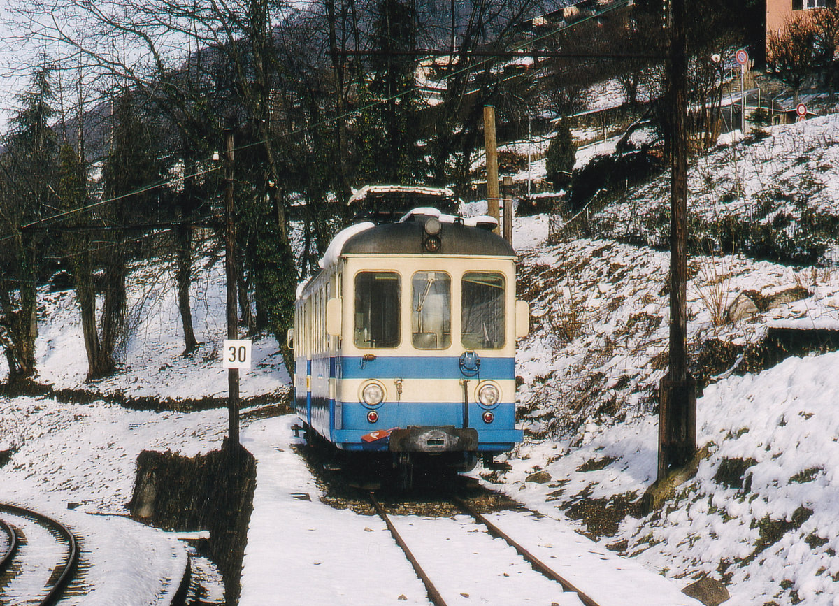 Ausrangierter MOB Be 4/4 1004, ehemals  ZBLAUE BÄHNLI NACH WORB  von VBW/RBS, auf dem Abstellgeleise in Fontanivent im Dezember 1993.
Foto: Walter Ruetsch