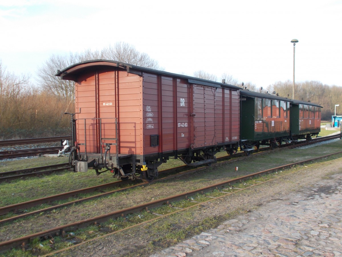 Ausschließlich aus Zweiachsern fuhren die Züge auf der Kleinbahnstrecke zwischen Bergen/Rügen und Altenkirchen.Aufgenommen,am 18.Januar 2015,in Putbus.