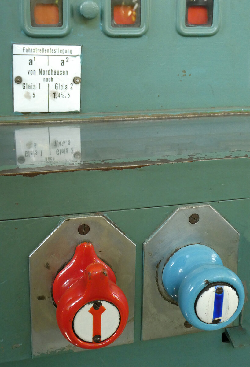 Ausschnitt von einem Stellwerk: Im Bahnhofsgebäude im Bahnhof Wernigerode Westerntor ist nicht nur der Souvenirshop untergebracht, dort sind auch stellwerktechnische Anlagen vorhanden und alles ist frei zugänglich. Wernigerode Westerntor, 18.4.2024