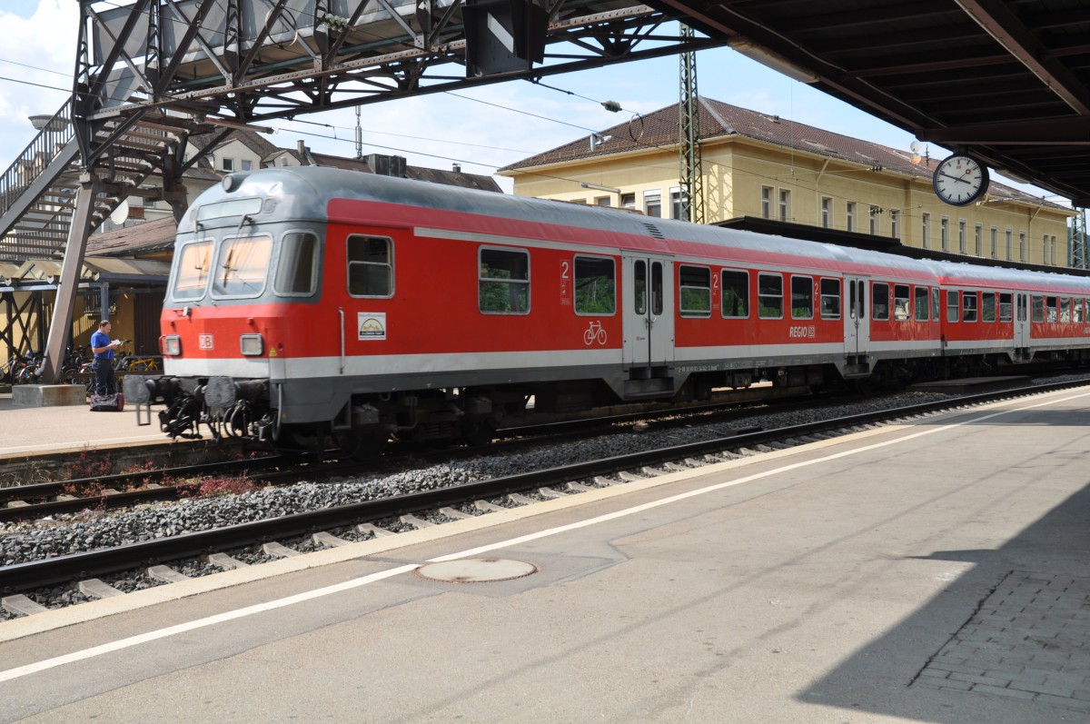 Aussenansicht des 50 80 82-34 142 Bnrdzf 477.2 im OFV-Design eingereit in der RB Geislingen (Steige)-Plochingen. Aufnahme im August 2014