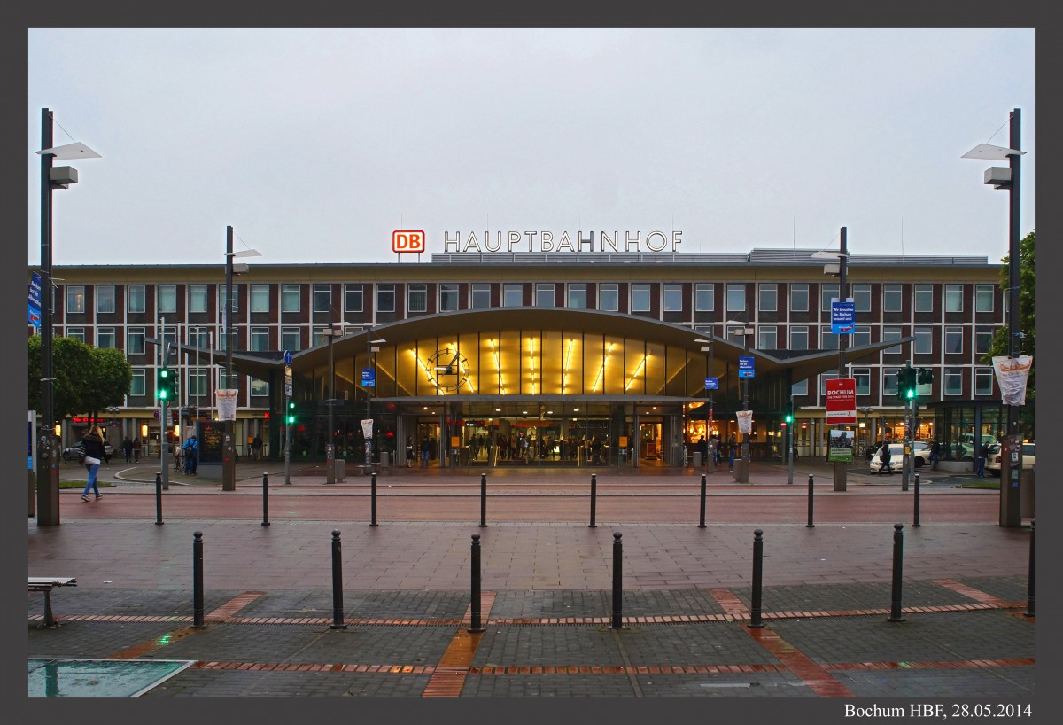 Außenansicht der Eingangshalle des Bochumer Hauptbahnhofs
Aufnahmedatum: 28.05.2014
Aufnahmedaten: 24mm Weitwinkelobjektiv, Bl. 6.3, 1/30sec.