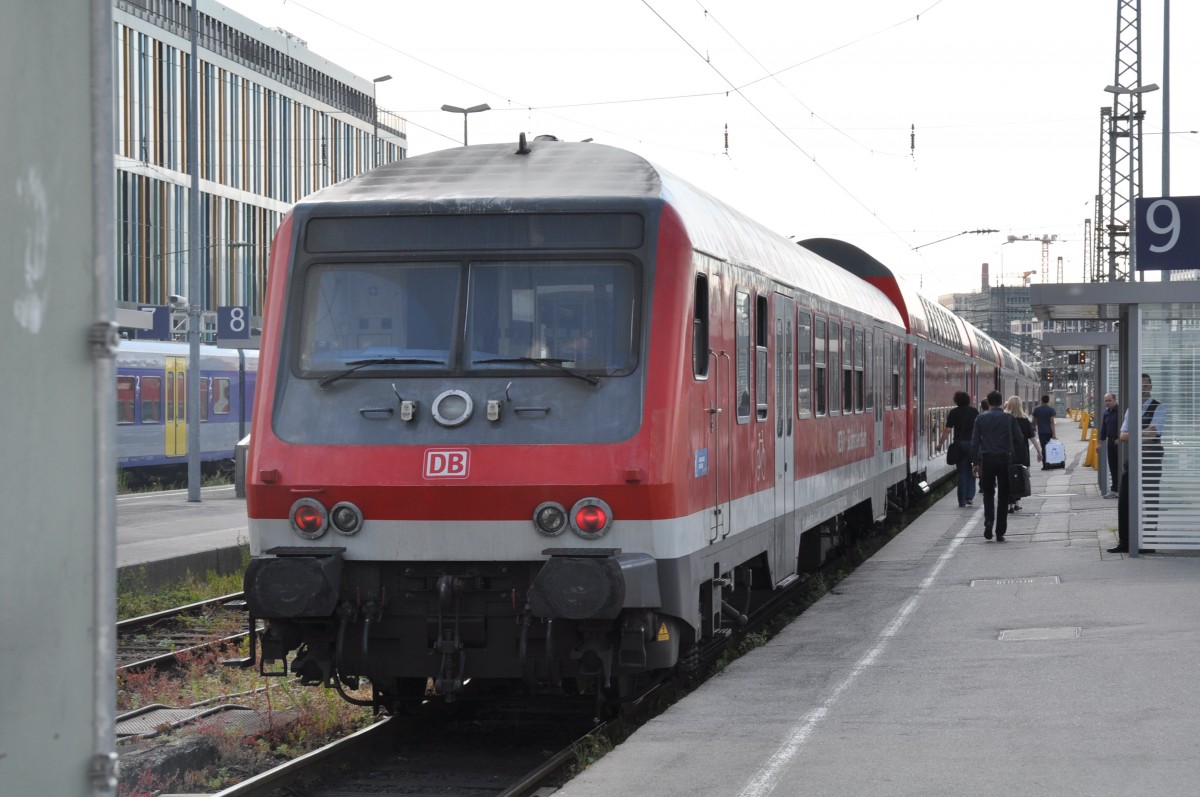 Aussenansicht in München HBF im  Frankfurter  DBm-Design des 80-34 104 Bnrbdzf 480.1 der Südostbayernbahn. Eingereit im RE München HBF-Mühldorf im April 2014.