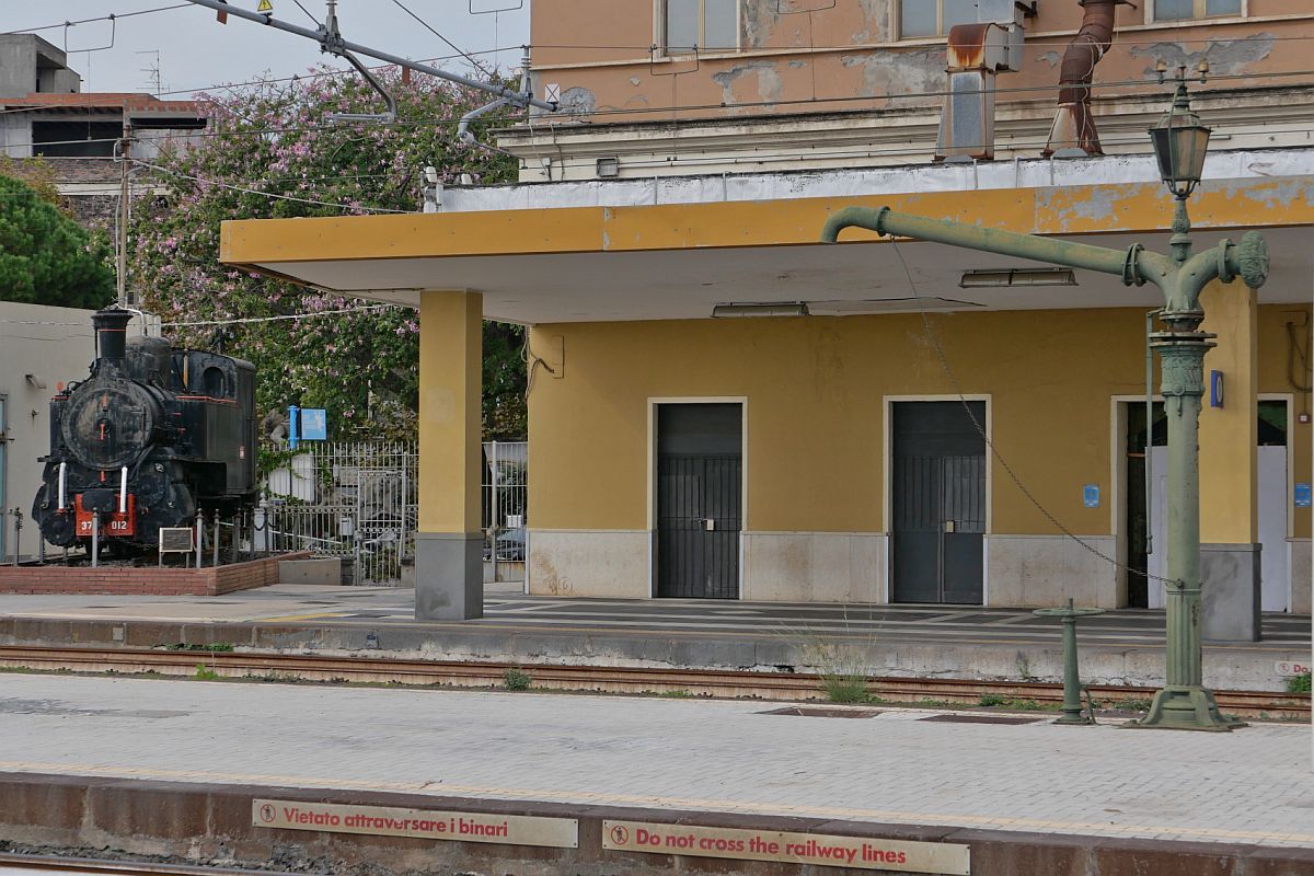 Außer der als Denkmal aufgestellten Dampflok, die 1915 gebaut wurde, steht am 12.11.2022 auch noch ein alter Wasserkran im Bahnhof von Catania Centrale