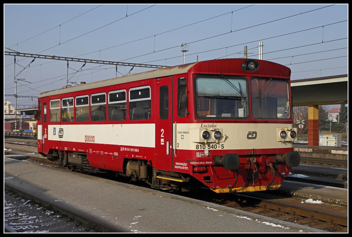 Außer seiner Loknummer 810 540 steht noch der Nammenszug  Lucinka  auf diesem Triebwagen. Hier zu sehen in Prelouc am 22.01.2019.
