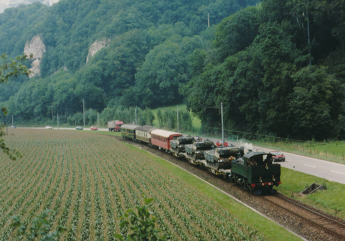 AUSSERGEWÖHNLICHER PANZERTRANSPORT AUF DER OENSINGEN BALSTHAL BAHN.
Da nicht genügend elektrische Lokomotiven zur Verfügung standen musste im August 1994 für den sehr speziellen Transport von drei Panzer 87 Leopard die Ed 2 x 2 196 Mallet als letzte Reserve einspringen. Der auf der OeBB einmalige Panzerzug wurde auf der Fahrt nach Oensingen verewigt.
Foto: Walter Ruetsch