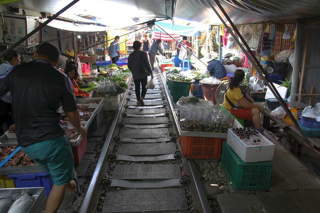 Außerhalb der 8 täglichen Zugfahrten dient die Strecke bei der Mae Klong Station als Marktfläche. Bild vom am 20.November 2019.