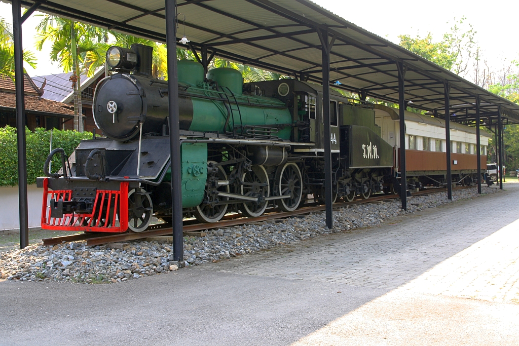 Außerhalb von Chiang Mai und weit abseits jeder Bahnanlagen ist die SRT 744 (ex JNR C56.53, 1'C-h2, Kawasaki, Bauj. 1936, Fab.Nr. 1703) in der Einfahrt zum Royal Train Garden Resort aufgestellt. Bild vom 22.März 2023.