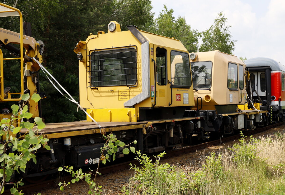 Ausserhalb des Werksgeländes, auf dem Anschlußgleis aufgenommen.
Schweres Nebenfahrzeug GAF 10 mit Kran.22.06.2023 10:40 Uhr.
Der Fotograf steht auf der  Wiese  oberhalb der Anschlußbahn.
Auf der Karte sieht man, dass es nur 6 Gleise gibt, nur das 4. Gleis von oben ist durchführend bis zur Schiebebühne, die parallel zur Werkstattstraße verläuft.
In der Halle gibt es dann 8 aktuell genutze Stände mit Grube und Hubeinrichtung, hier können dann Triebfahrzeuge bearbeitet werden.
Die Länge der Schiebebühne ist so bemessen, das eine V100 gut darauf passt.
Eine Lok der Baureihe  1 225 passt gerade noch drauf.
