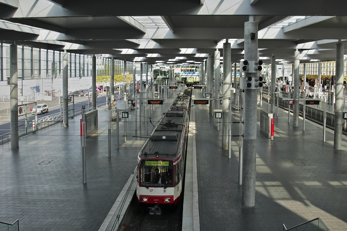 Außerhalb von Messezeiten oder bei Fußballspielen bzw. Konzerten wirkt der Bahnhof Merkur-Spiel-Arena/Messe Nord ziemlich verlassen, so auch am 14.10.2019, als der B 80D 4011 in die Wendeschleife einfährt