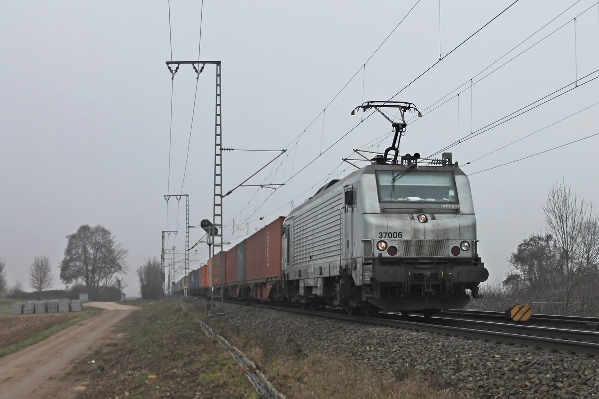 Außerplanmäßig fuhr am 21.12.2016 die AKIEM/CTD 37006 mit einem langen Containerzug bei Müllheim (Baden) über die KBS 703 in Richtung Schweiz.