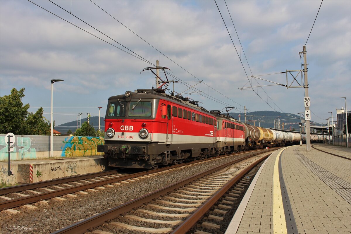 Außerplanmäßig fuhr der RID57703 am 17.8.2023 nicht nur bis Graz Vbf sondern bis nach Graz Ostbahnhof.
Die 1142 698 und die 1142 601 brachten den Zug von Stadlau Fbf und warten hier in Graz Don Bosco auf die Kreuzung mit einem Regionalzug und die Weiterfahrt.