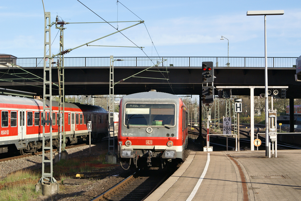 Außerplanmäßig fuhren am 1.05.2013 628 220 und 628 274 als RE 21008 von Hamburg Hbf nach Kiel Hbf. Auf Gleis 7 steht bereits der aus n-Wagen gebildete RE nach Flensburg.
