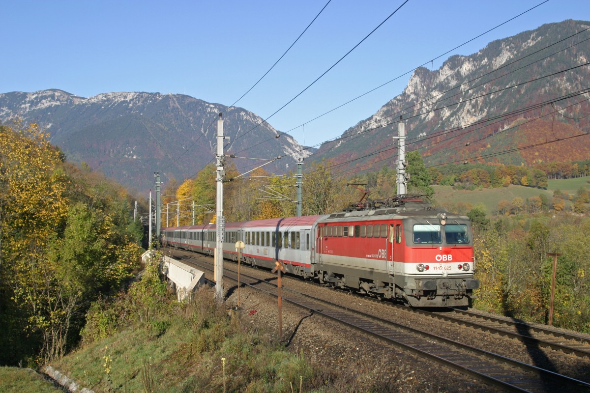 Ausserplanmäßig statt einer MAV-470 bespannte heute am 31.10.15 die 1142.625 den EC-151 am Payerbachgraben-Viadukt.
