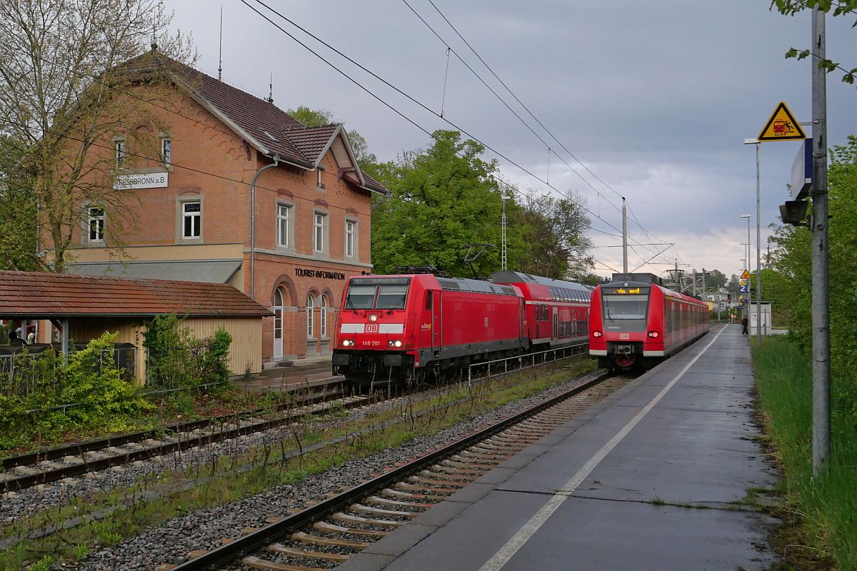 Außerplanmäßige Zugkreuzung im Bahnhof von Kressbronn. Mit 15 Minuten Verspätung begegnen sich 146 201 mit den Wagen des RE 5 / 4230 von Lindau-Reutin nach Stuttgart und 425 803-4 als RB 93 / 17735 von Friedrichshafen Stadt nach Lindau-Insel am 26.04.2022 in Kressbronn.
