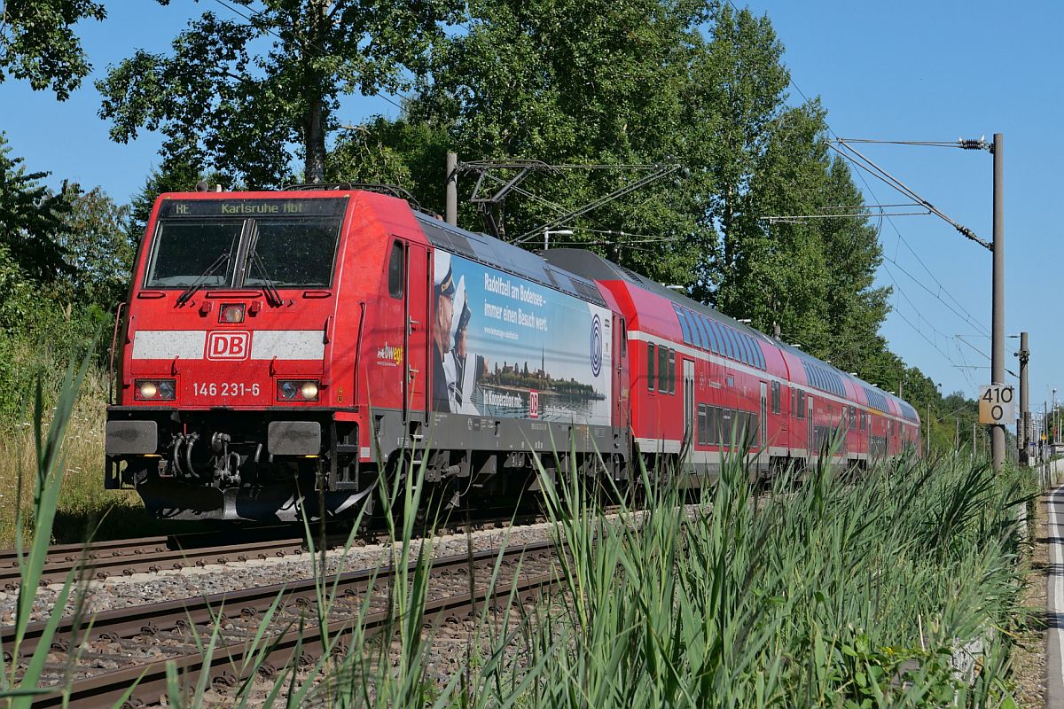 Außerplanmäßiger Halt in Konstanz-Wollmatingen - Durch Zufall wurde am 17.07.2022 die an der Haltestelle stehende  Schwarzwaldbahn  gesehen. Nachdem der Fotoapparat ausgepackt wurde, zog 146 231-6 die Wagen einige Meter vorwärts und hielt dann wieder an. Laut der DB-App handelte es sich um RE 29030 von Konstanz nach St. Georgen (Schwarzw) als Ersatzfahrt für RE 4730, Konstanz - Karlsruhe. Kurze Zeit später setzte der laut DB-App 59 Minuten verspätete  Ersatzzug  langsam die Fahrt in Richtung Allensbach fort.