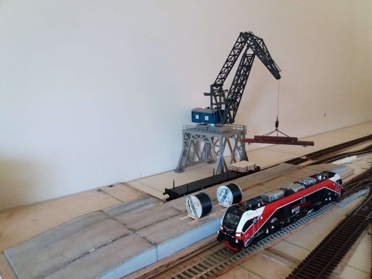 Aussicht auf die Laderampe in der Nähe des Bahnhofs. Gerade in der Version mit 2 Kopframpen ist das sehr ungewöhnlich und ein echtes Highlight. (MODELLBAUVOTH) (22.12.2023).