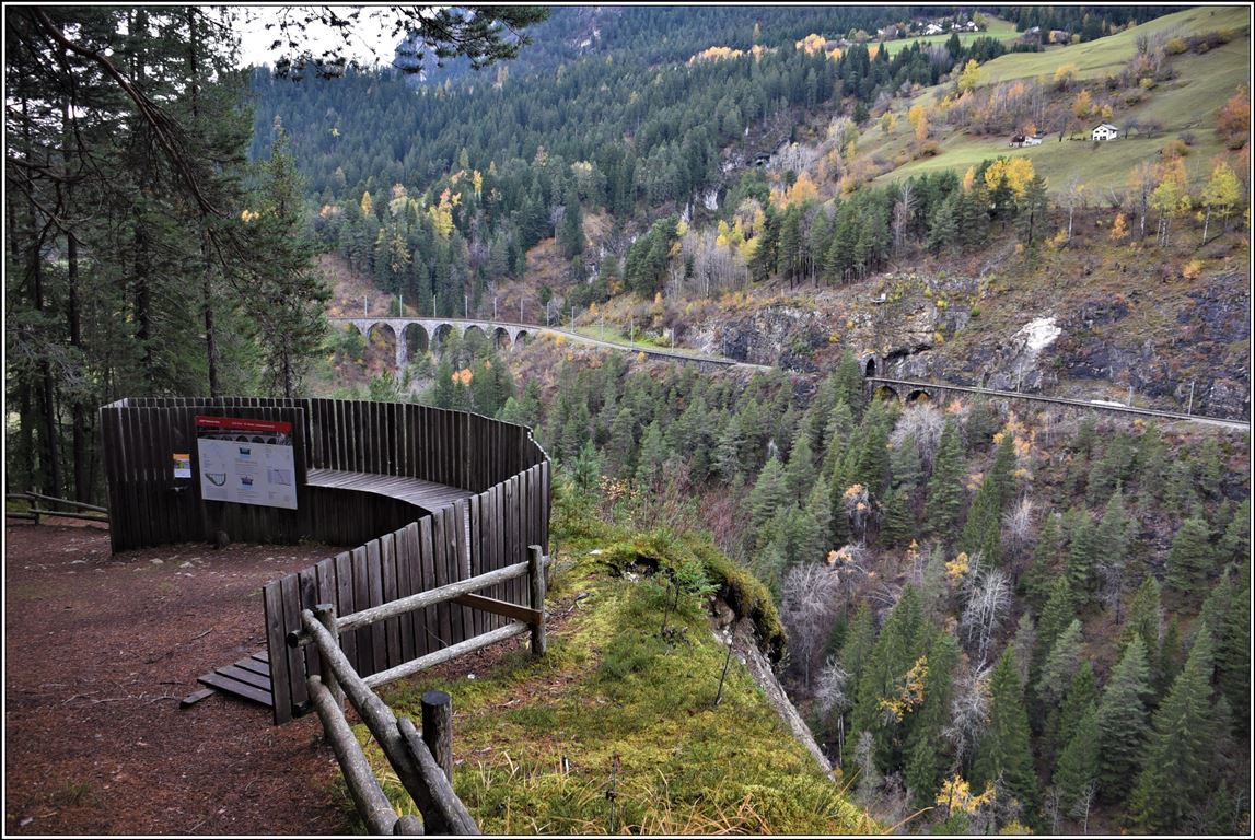 Aussichtsplatform Süd mit Blick auf das Schmittentobelviadukt und Landwasserviadukt (nicht sichtbar). sowie hinüber zur Aussichtsplatform Nord über dem Portal des Zalainttunnels. (06.11.2019)