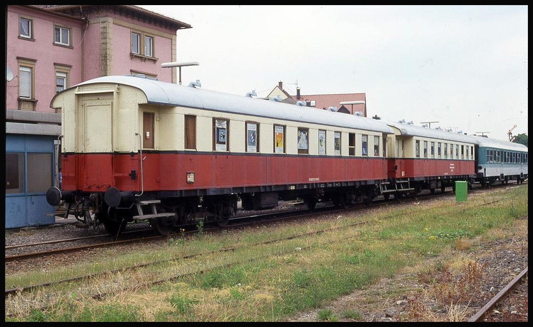 Ausstellungswagen der EF Ludwigshafen am 26.6.1993 im Bahnhof Bad Rappenau. Die Wagen trugen die Nummern 508009-29509-0 und der hintere 508009-29508-2.