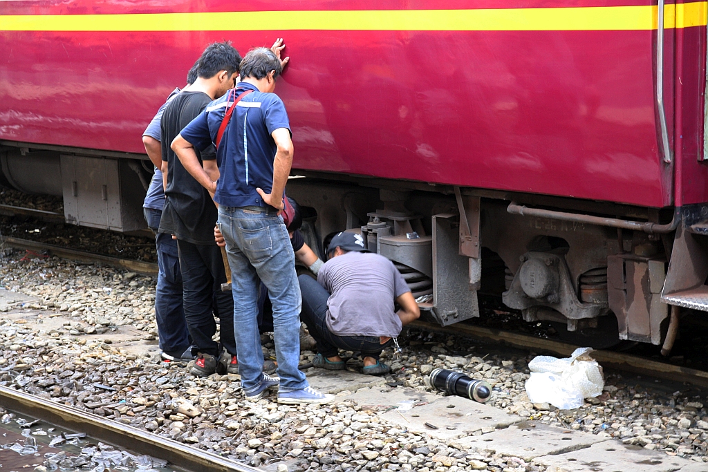 Austausch des Wiegendämpfers beim บชส. 1358 (บชส. =BTC./Bogie Third Class Carriage, Makkasan Workshop, Baujahr 1981) am 27.März 2017 in der Hua Lamphong Station.