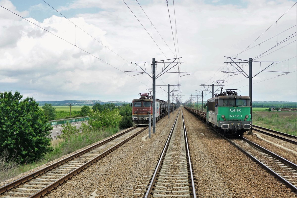 Ausweichgleise für die langsameren Güterzüge bei Ovidiu/Kr.Constanta.
Rechts 425 181 der GFR (Grup Feroviar Român) mit leerem Containezug und gelangweiltem Lokführer, links 474 033 der CFR Marfa mit Kesselwagen.
Aufnahme vom 21.05.2018 aus dem letzten Wagen des IR 1582 Constanta-Bukarest.