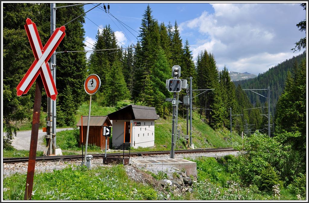 Ausweichstelle Haspelgrube zwischen Arosa und Litzirüti. Es gibt Schlaumeier die das Bahntrassee im Winter mit der Skipiste verwechseln (11.06.2015)