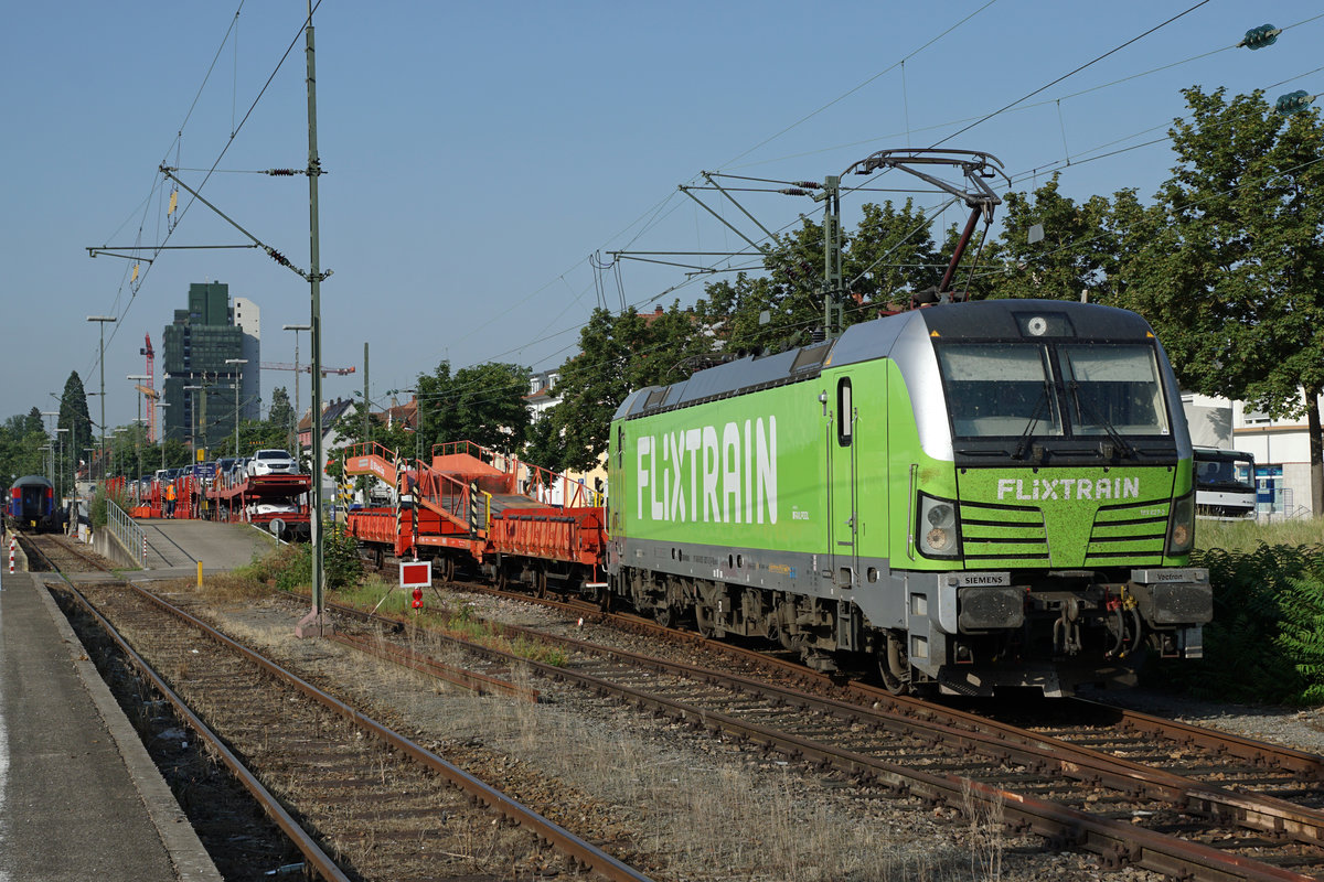 Auto Nachtzug Hamburg-Altona - Lörrach vom 26/27. Juni 2019.
Ankunft im Güterbahnhof Lörrach mit grüner FLIXTRAIN Vectron.
Foto: Walter Ruetsch