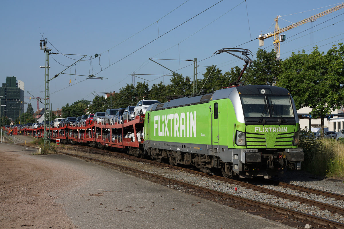 Auto Nachtzug Hamburg-Altona - Lörrach vom 26/27. Juni 2019.
Ankunft im Güterbahnhof Lörrach mit grüner FLIXTRAIN Vectron.
Foto: Walter Ruetsch