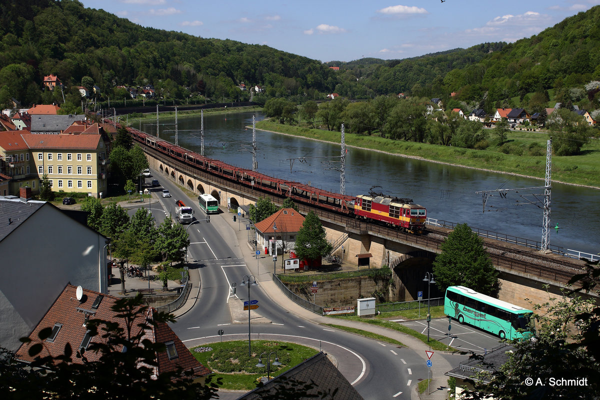 Autoleerzug mit CZ 372 011 in Richtung Děčín. Aufgenommen in Königstein am 10.05.16