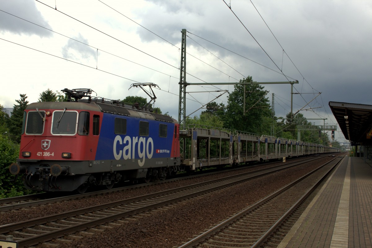 Autoleerzug nach CZ mit 421 386-4 der SBB Cargo. Aufgenommen bei wechselhaftem Wetter in Dresden am 20.06.2015