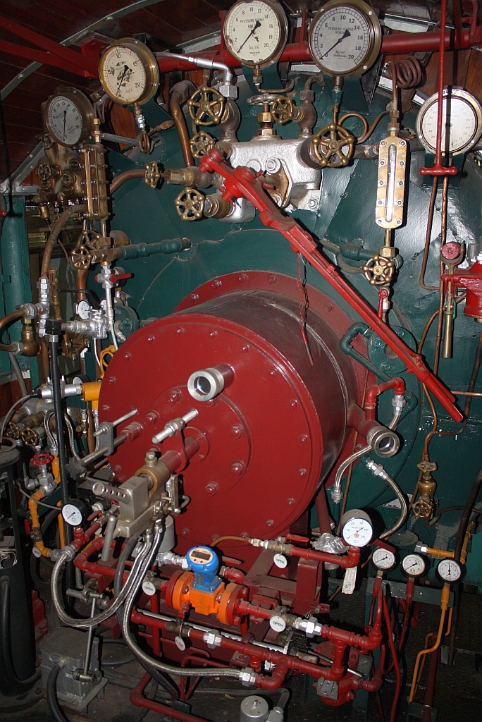 Automatische lfeuerungsanlage der nun mit Neubaukessel ausgestatteten 824 (2'C1'h2, Nippon Sharyo (Japan), Bauj. 1949, Fab.Nr. 1525), aufgenommen am 31.Mai 2013 im Depot Thon Buri.

