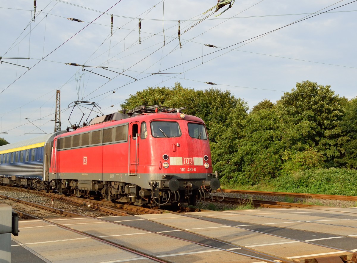 Autoreisezug Nr.2 aus den Niederlanden, die 110 491-8 ist hier am B� Blumenstra�e auf dem Richtungsgleis nach Rheydt einfahrend zu sehen, weil alle anderen Gleise belegt waren. 30.8.2013