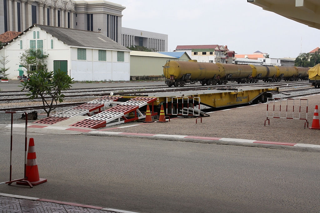 Autoreisezugwagen MMv 16.209 an der Autoverladestelle in der Phnom Penh Station am 17.März 2017.