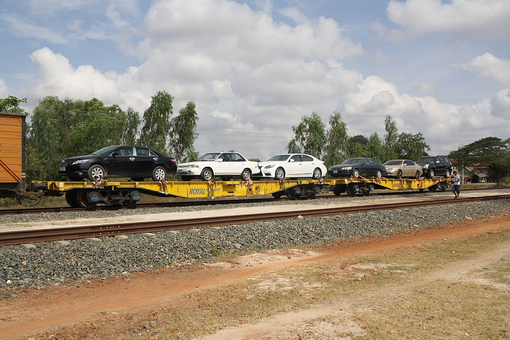 Autoreisezugwagen MMv 16.247 + 16.286 am Schluss des Samstagszug von Phnom Penh nach Sihanoukville am 18.März 2017 in der Takeo Station.