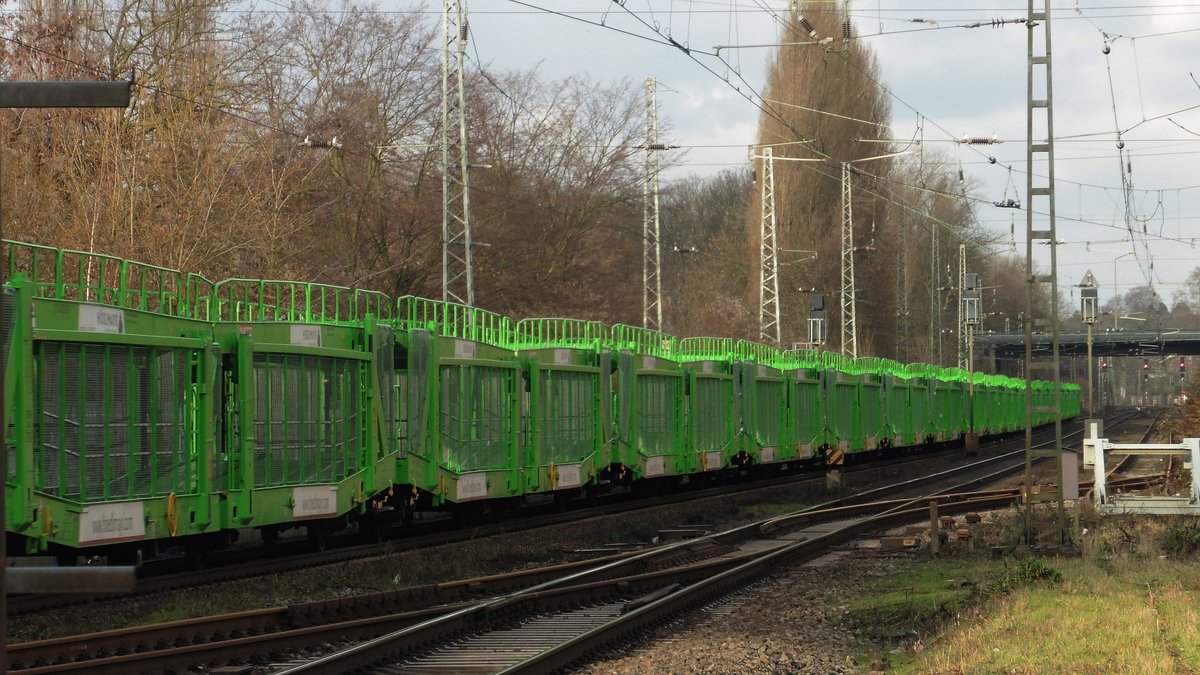Autotransportwagen des Unternehmens Hödlmayr durch Königswinter-Niederdollendorf in richtung Koblenz, lok war die Railtraxx 185 515-4.

Königswinter-Niederdollendorf
28.12.2017