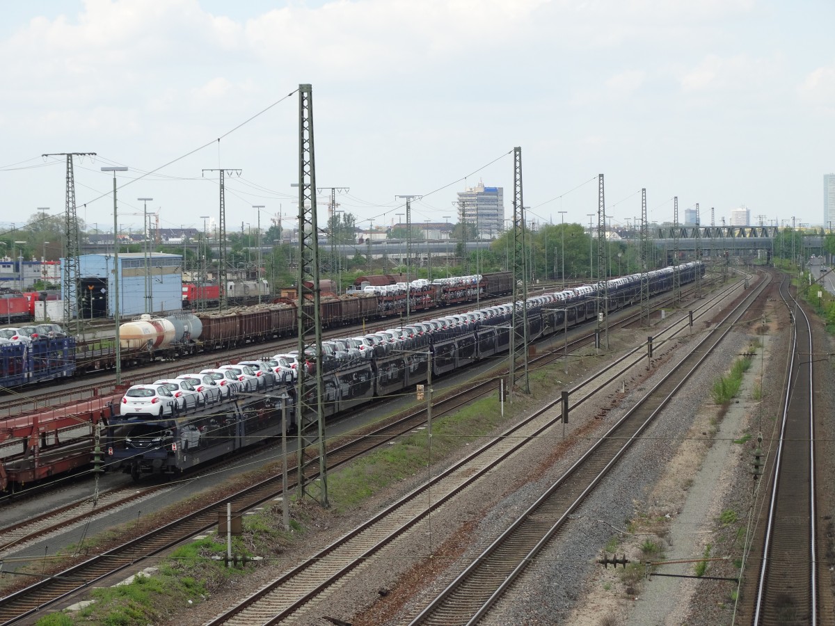 Autotransportwagen Zug am 28.04.15 abgestellt in Mannheim Rbf von einer Brücke aus fotografiert